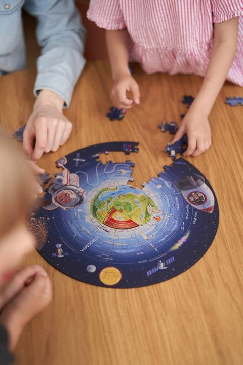 Interaktyvi apvali medinė dėlionė Žemė–Kosmosas su AR, 80 detalių (LT)