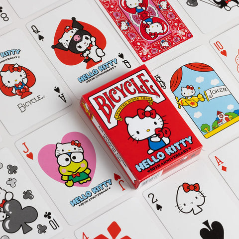 Bicycle Hello Kitty kortos, raudona 50‑mečio dėžutė ant išskleistų iliustruotų kortų, kolekcinis leidimas