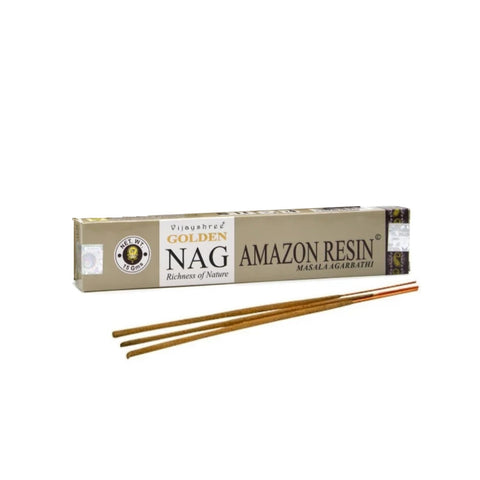 Smilkalai Golden Nag Amazon Resin masala, 15 g dėžutė su trimis rudos spalvos lazdelėmis, parodyta priekinė perspektyva