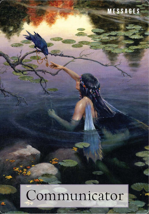 Tarot korta Communicator: moteris vandenyje tiesia ranką link varno, laikomo auksinės grandinėlės, mistiškas spaudai ir meditacijai