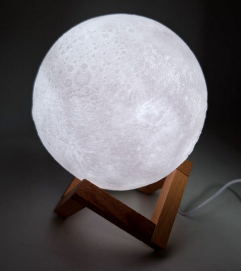 Mėnulio naktinė lempa 15 cm, LED, su mediniu stovu – puiki dovana