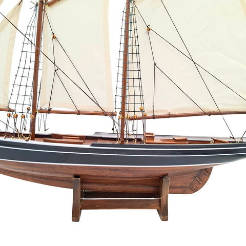 Medinis laivo modelis „Bluenose“ 78 cm – jūrinė interjero dekoracija