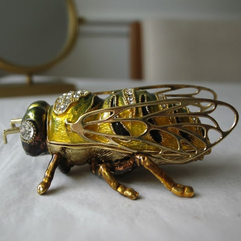 Bičių formos kristalais dekoruota metalinė juvelyrikos dėžutė