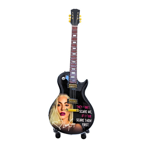 Ikoniška Lady Gaga įkvėpta dekoratyvinė mini gitara iš raudonmedžio