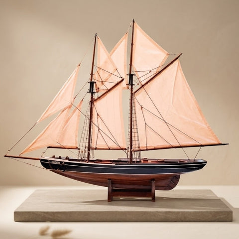 Medinis laivo modelis „Bluenose“ 78 cm – jūrinė interjero dekoracija