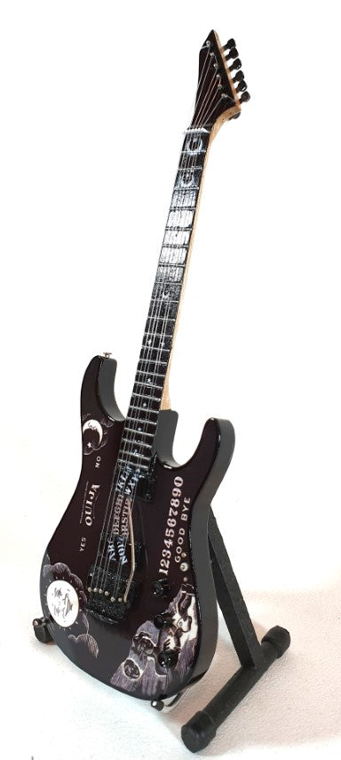 Miniatiūrinė gitara Metallica Kirk Hammett Ouija – rankų darbo kolekcinė 1:4