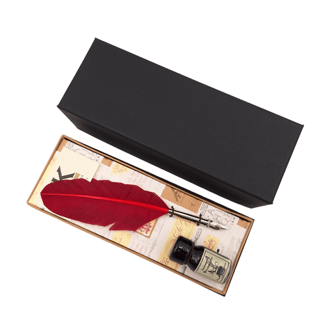 Plunksninis rašiklis su raudona plunksna ir juodu rašalu dovanų dėžutėje, viršutinis planas ir komplektas