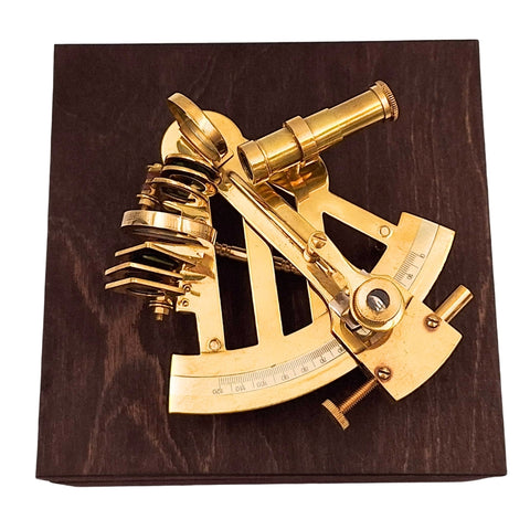 Žalvarinis sekstantas medinėje dėžėje – elegantiška dovana jūreiviui