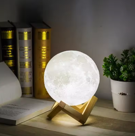 Mėnulio naktinė lempa 15 cm, LED, su mediniu stovu – puiki dovana