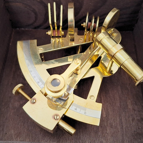 Žalvarinis sekstantas medinėje dėžėje – elegantiška dovana jūreiviui