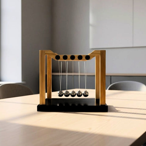 Didelis Niutono lopšys – medžio ir plieno antistresinis stalo dekoras