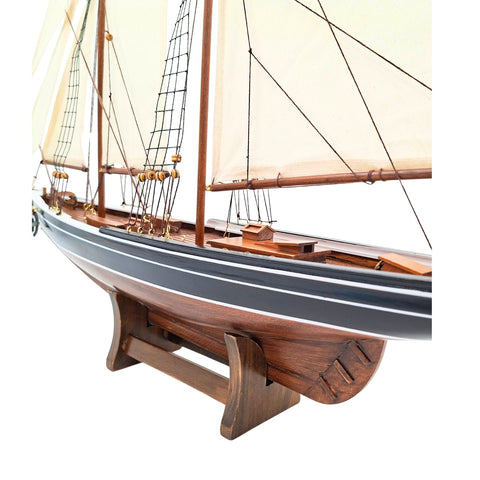 Medinis laivo modelis „Bluenose“ 78 cm – jūrinė interjero dekoracija