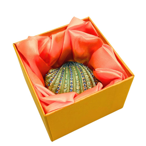 Kriauklės formos metalinė papuošalų dėžutė su mėlynais kristalais