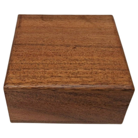 Maža medinė dovanų dėžutė su tamsiai mėlynu įdėklu, 8 x 8 x 4 cm