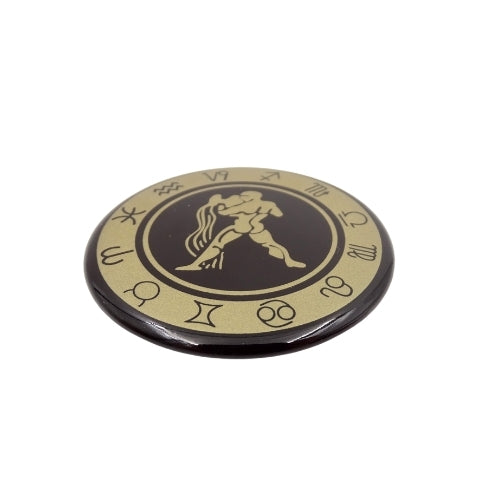 Vandenio zodiako šaldytuvo magnetas – emaliuotas, auksinis, 6 cm