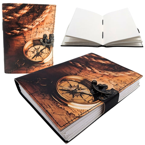 Rudos odos užrašų knygutė su senovinio kompaso piešiniu, metaliniu užsegimu ir atverstais baltais lapais, rodoma keliuose kampuose