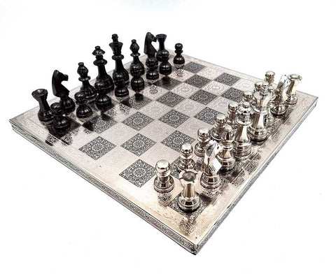 Prabangus metalinis šachmatų rinkinys – lenta 35×35 cm aukso ir sidabro figūros