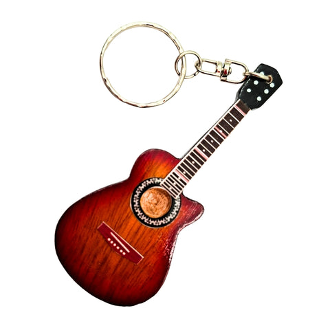 Medinis akustinės gitaros raktų pakabukas – dovana muzikantui