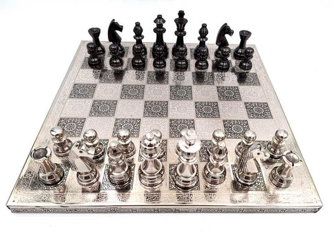 Prabangus metalinis šachmatų rinkinys – lenta 35×35 cm aukso ir sidabro figūros