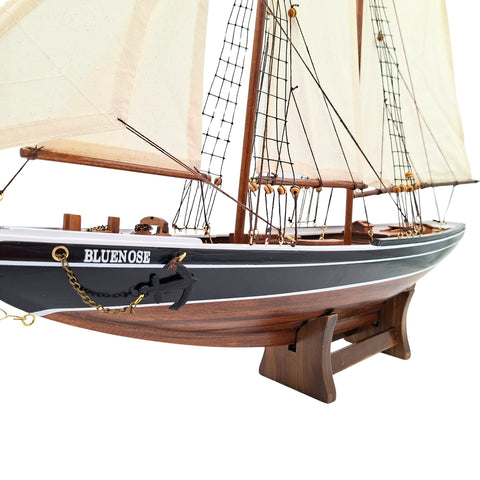 Medinis laivo modelis „Bluenose“ 78 cm – jūrinė interjero dekoracija