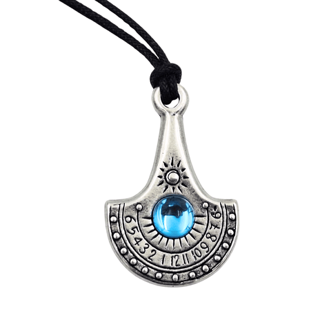 Pakabukas vikingų stiliaus sidabro spalvos su mėlynu stiklo kabošonu, graviruota saulės ornamentika ir juoda virvele