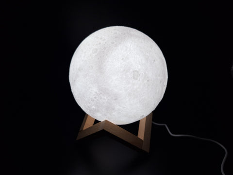 Mėnulio naktinė lempa 15 cm, LED, su mediniu stovu – puiki dovana