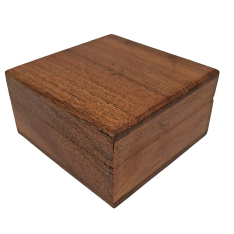 Maža medinė dovanų dėžutė su tamsiai mėlynu įdėklu, 8 x 8 x 4 cm