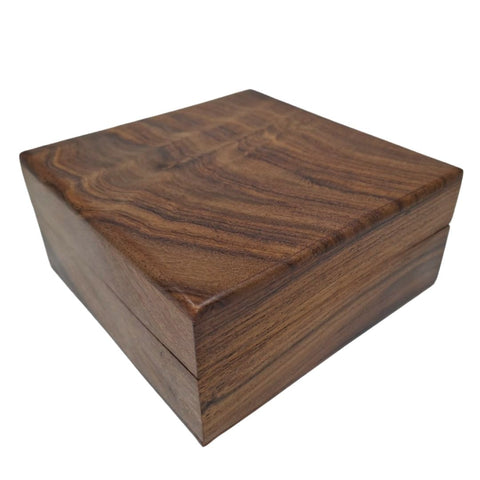 Elegantiška medinė dovanų dėžutė su tamsiai mėlynu įdėklu, 14 x 14 x 6,5 cm