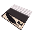Plunksninis rašiklis juodas dovanų komplekte su juodu rašalu ir natų raštu padengta atvira dėžute
