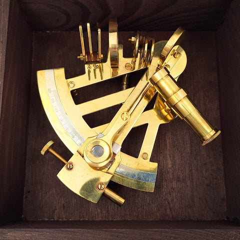 Žalvarinis sekstantas medinėje dėžėje – elegantiška dovana jūreiviui