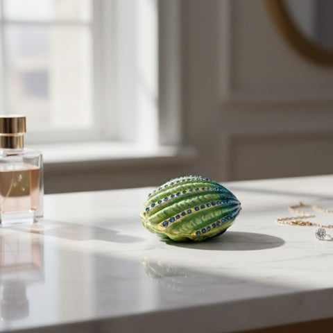 Kriauklės formos metalinė papuošalų dėžutė su mėlynais kristalais