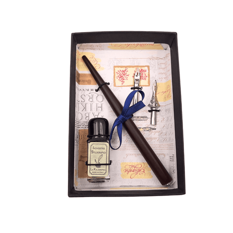 Kaligrafijos rinkinys su tamsiai rudos laikikliu, mėlyna juostele, trijų antgalių komplektu ir buteliuku juodo rašalo, matomas iš viršaus