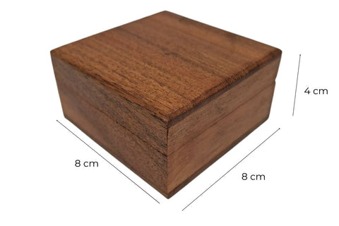 Maža medinė dovanų dėžutė su tamsiai mėlynu įdėklu, 8 x 8 x 4 cm