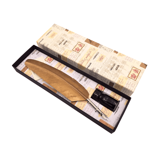 Plunksninis rašiklis dovanų komplekte su auksine plunksna, metaliniu laikikliu ir juodo rašalo buteliuku atidarytame dekoruotame dėkle