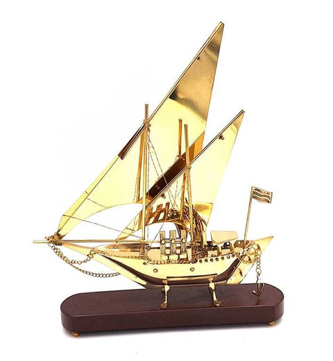 Žalvarinis laivo modelis ant medinio pagrindo, 43 cm – jūrinė dekoracija