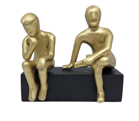 Dvyniai – moderni auksinė zodiako figurėlė ant medinio pagrindo