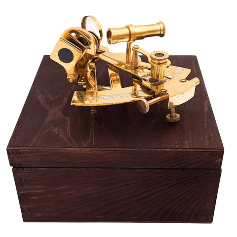 Žalvarinis sekstantas medinėje dėžėje – elegantiška dovana jūreiviui