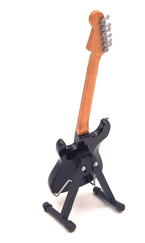 Elektrinė gitara (miniatiūrinė) juoda blizgi nugaros pusė ir medinis kaklas ant juodo stovo, rodoma stačiu kampu