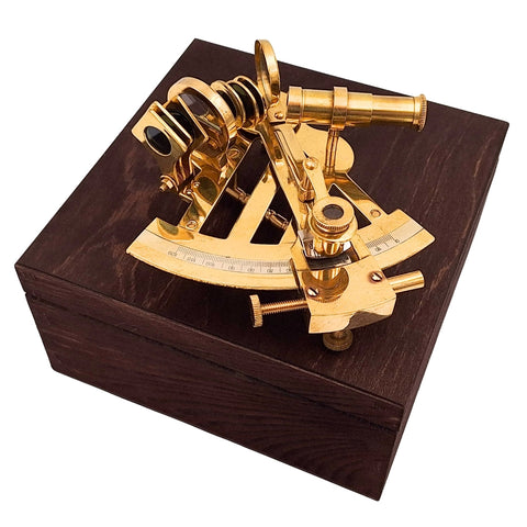 Žalvarinis sekstantas medinėje dėžėje – elegantiška dovana jūreiviui