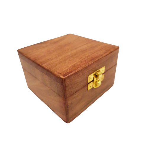 Medinė dėžutė papuošalams 6×6×4 cm – su pamušalu, graviruojama