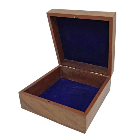 Elegantiška medinė dovanų dėžutė su tamsiai mėlynu įdėklu, 14 x 14 x 6,5 cm
