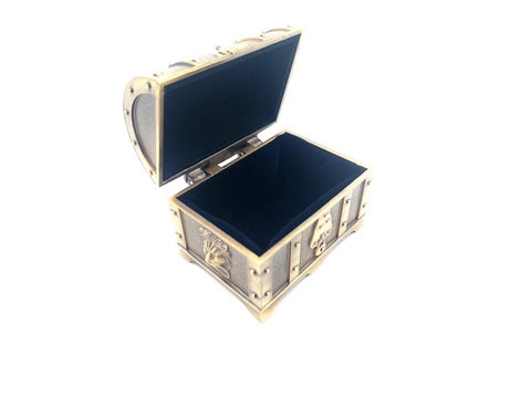 Metalinė lobio dėžutė – sidabrinė su auksiniais akcentais, 7×5×5 cm