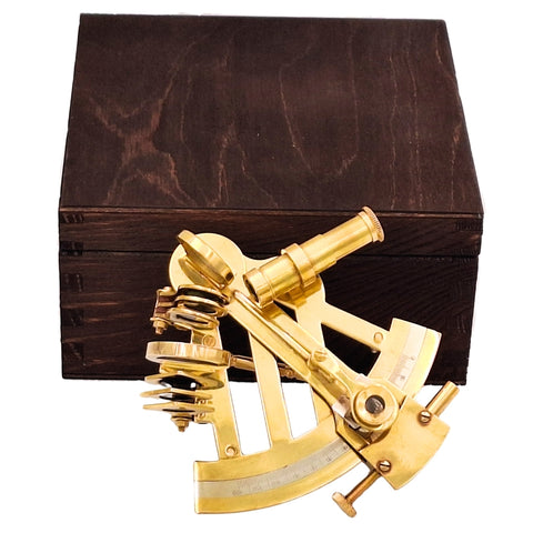 Žalvarinis sekstantas medinėje dėžėje – elegantiška dovana jūreiviui