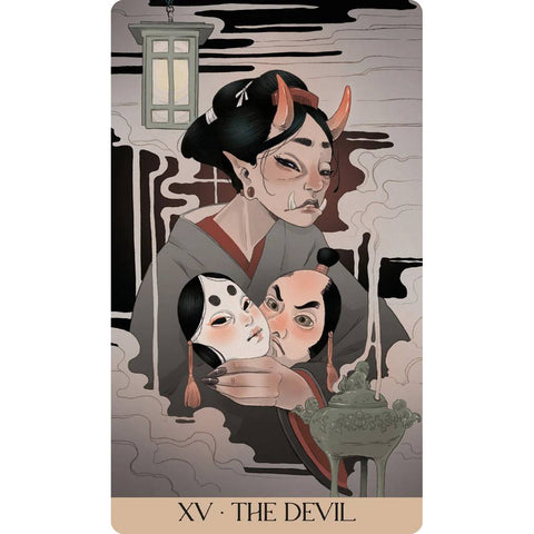 Tarot korta Velnio (XV) dėmesio centras: stilizuota geišos demonė su ragais laiko dvi kaukes, rūko fone