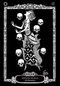 Tarot korta Batari Durga — juodai baltas ornamentuotas moters simbolis su plaukiojančiomis kaukolėmis ir dekoratyviu rėmu