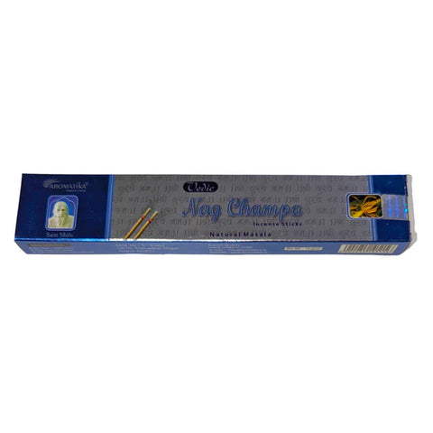 Nag Champa smilkalai Aromatika mėlynoje ilgoje pakuotėje, matoma priekinė etiketė ir keli smilkalų lazdelių galai