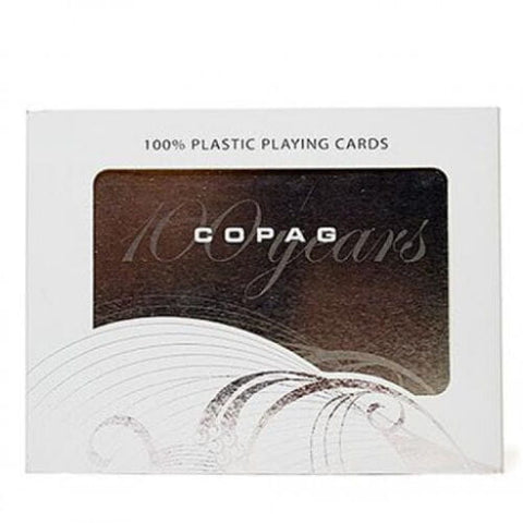 Plastikinės žaidimų kortos Copag, juoda kortų pakuotė su matomu logotipu ir 100% plastic užrašu ant priekinio langelio