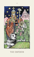 Tarot korta Imperatorius, spalvota iliustracija su sėdinčiu imperatoriumi fone ir panda bei avimis priekyje