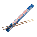 Smilkalai Nag Champa mėlynoje ilgoje dėžutėje, trys rudos lazdelės šalia, skirtos namų atmosferos ir meditacijai