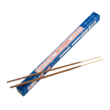 Smilkalai Nag Champa mėlynoje ilgoje dėžutėje, trys rudos lazdelės šalia, skirtos namų atmosferos ir meditacijai